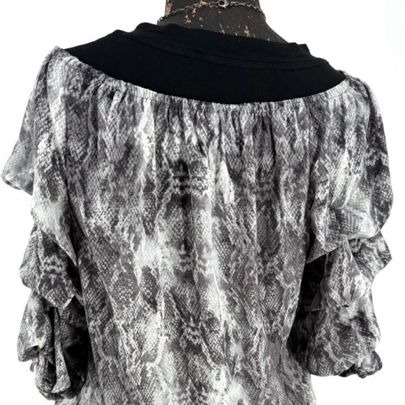 NWT Vince Camuto snake print ruffle sleeve blouse - Picture 5 of 12